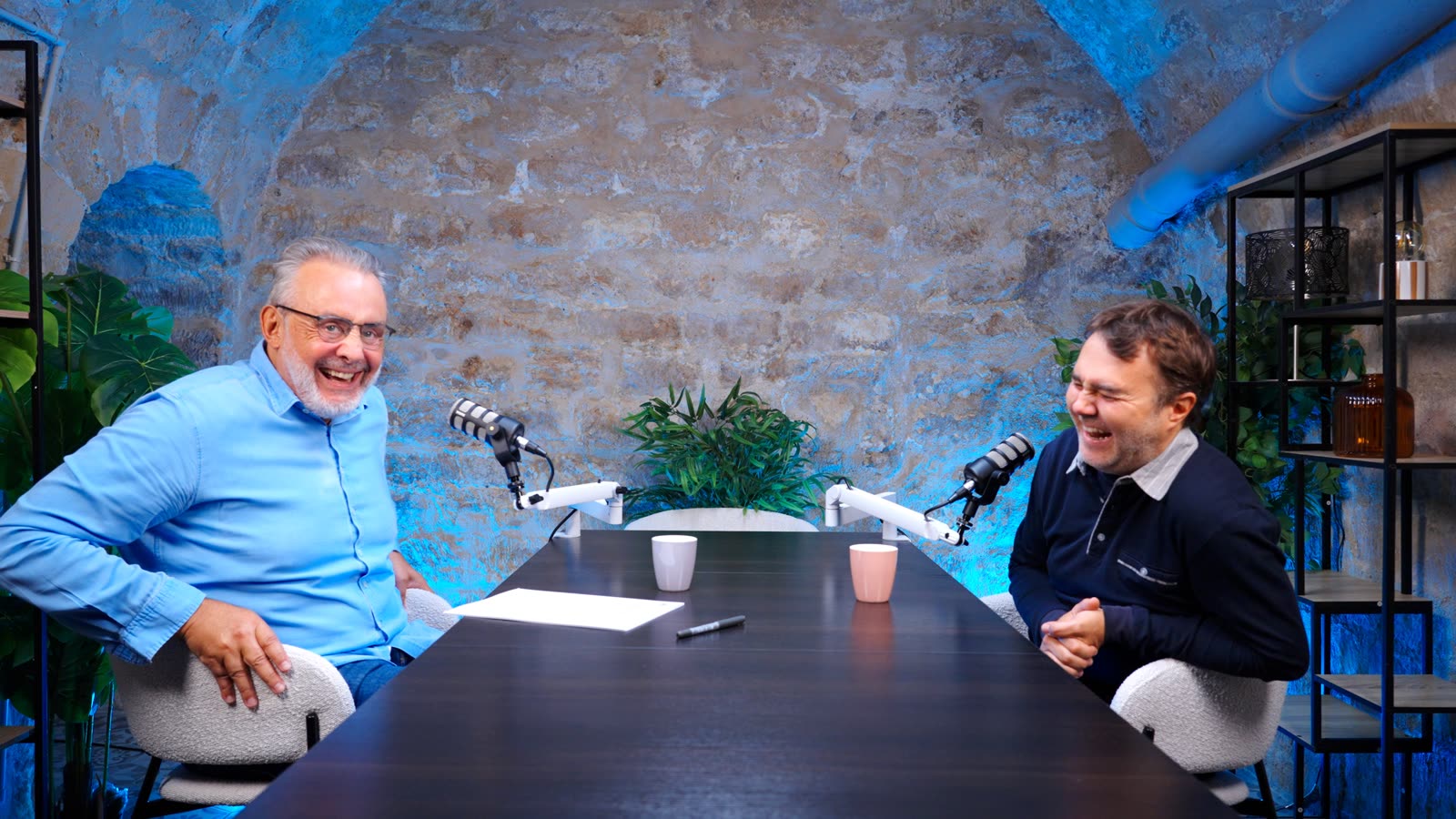 Jean-Pierre Nadir et Frédéric Mazzella en studio pendant l'enregistrement du premier épisode